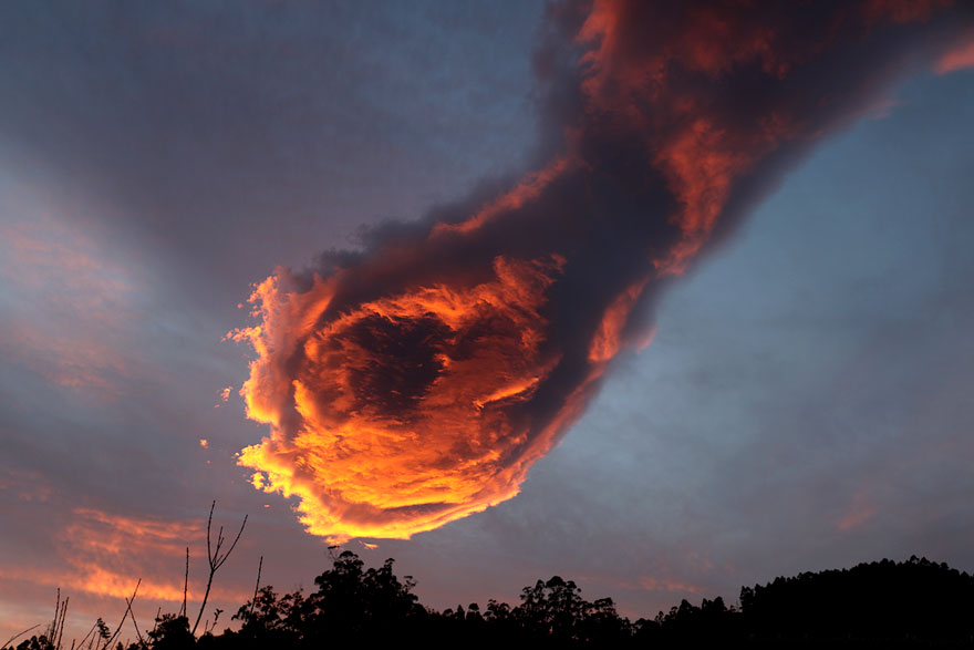 unusual_cloud_formation_fist_hand_of_god_portugal_1