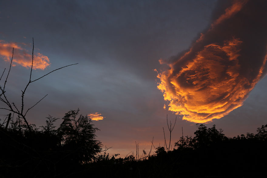 unusual_cloud_formation_fist_hand_of_god_portugal_3